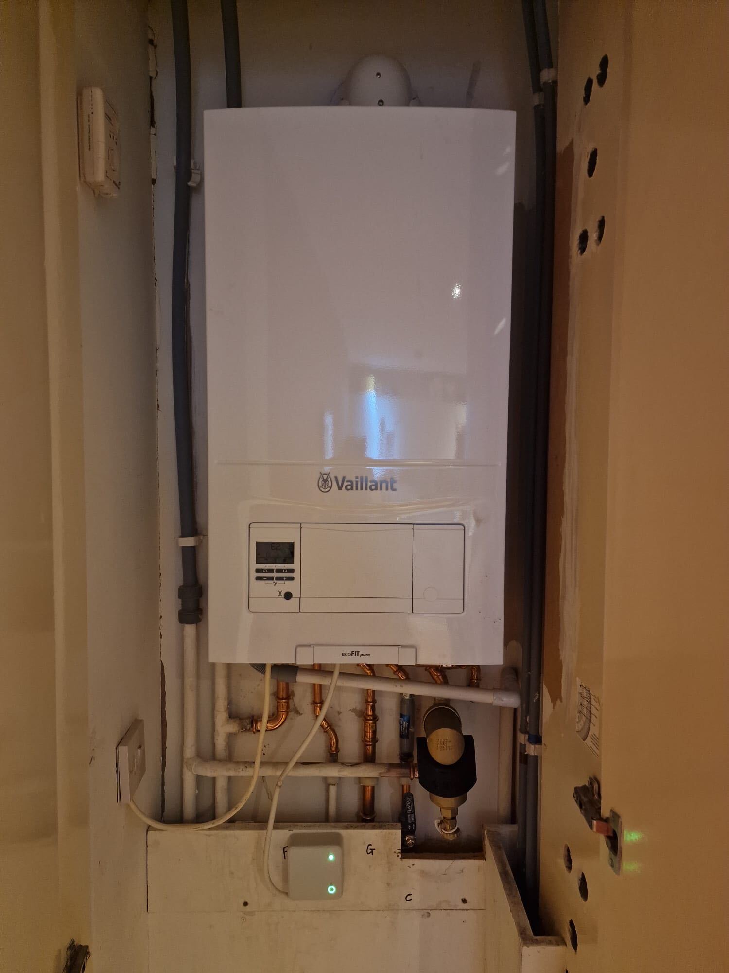 Vaillant ecoFIT pure combi boiler with magnetic system filter and press-fit copper pipework fitted in a cupboard, Ealing and West London, The Bearded Property Co, 020 8050 9389